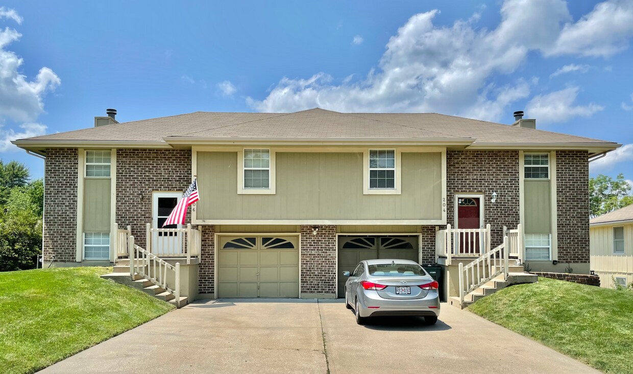206 SE Greystone Dr Unit Greystone South, Lees Summit, MO 64063