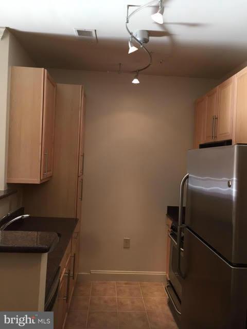 Building Photo - 11770 Sunrise Valley Dr