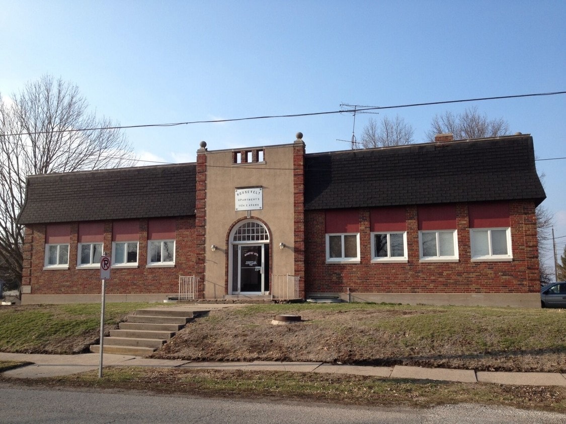 Primary Photo - 1124 E Adams St