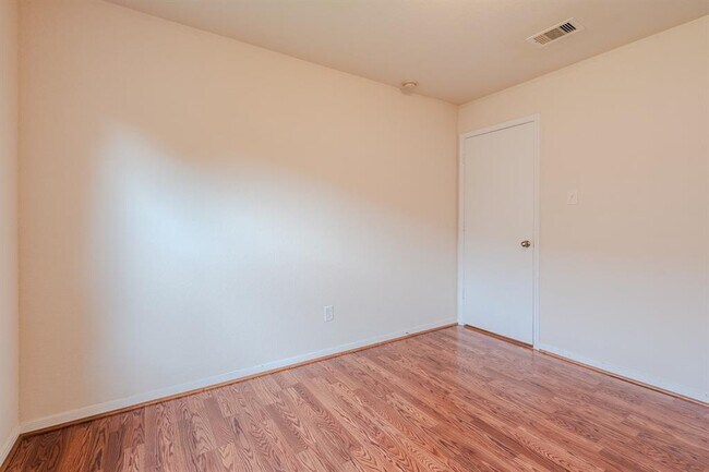 Foto del edificio - 2727 Roaring Oaks Ln