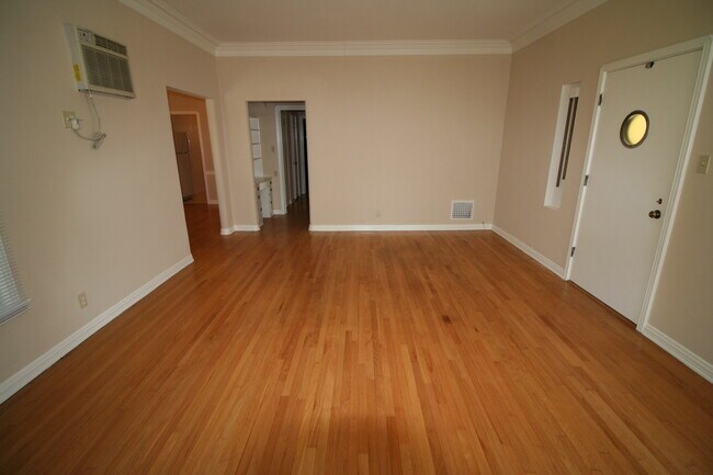 Building Photo - 401 N Oakhurst Dr