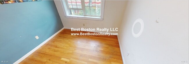 Foto del edificio - 4 Bishop Allen Dr