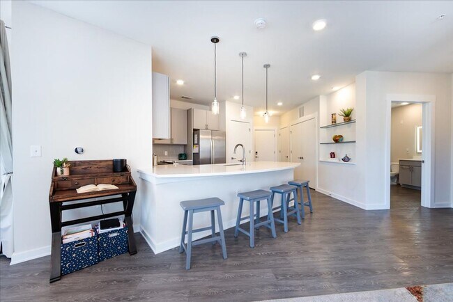 Foto del edificio - Bright 1BR Corner Condo in NoDa – Walk to Dining, Breweries & Light Rail