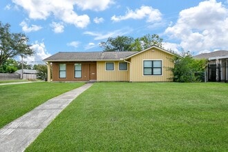 Building Photo - 1860 Lynnview Dr