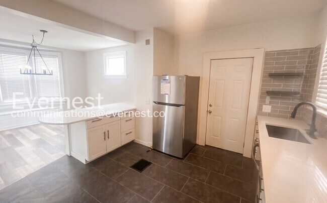 Building Photo - 2 Bed/1.5 Bath Home with Garage Detached / Pet-Friendly / Available Now!