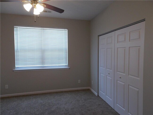 Building Photo - 647 W Oaks Dr
