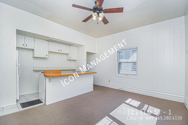 Building Photo - 121 Elm St