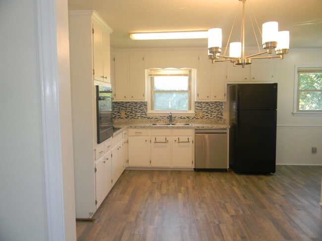Building Photo - 802 Westview Ct