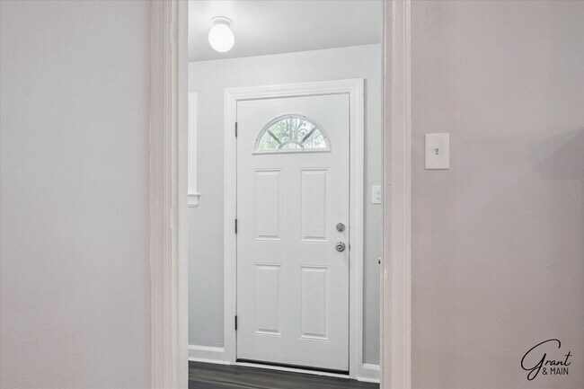 Foto del edificio - $1250 3 bedroom bungalow