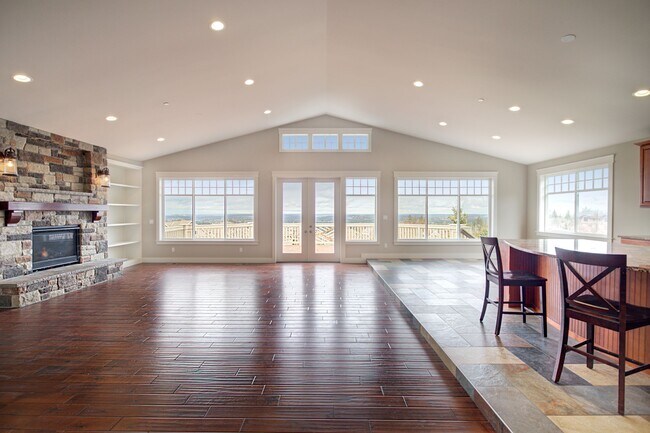 Building Photo - 3028 NE Harrison Dr