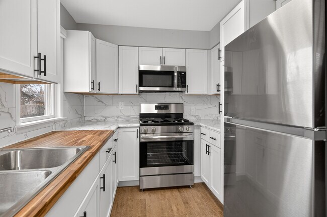 Foto del edificio - 240 Renrose Ave