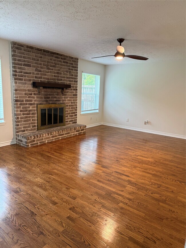 Foto del edificio - 2318 Aprilmont Dr