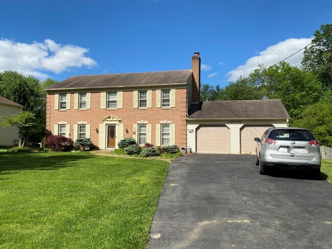 Building Photo - Spacious 4 Bedroom/3.5 Bathroom Single-Fam...