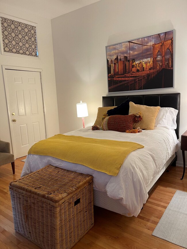 Building Photo - 1522 N La Salle Dr