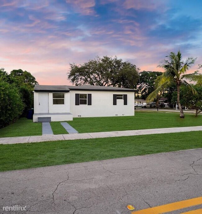 Foto del edificio - 3 br, 1 bath House - 13935 NW 1st Ave
