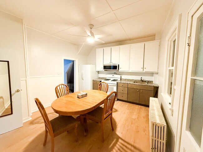 Comer en la cocina - 5 Lincoln Ave