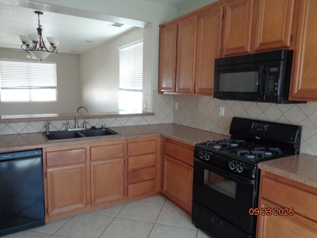 Foto del edificio - Beautiful One Story Offering 1559 sq. ft. ...