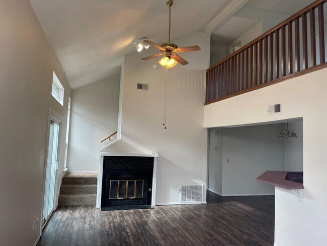 Building Photo - 2 bed with LOFT (could be office or bonus ...
