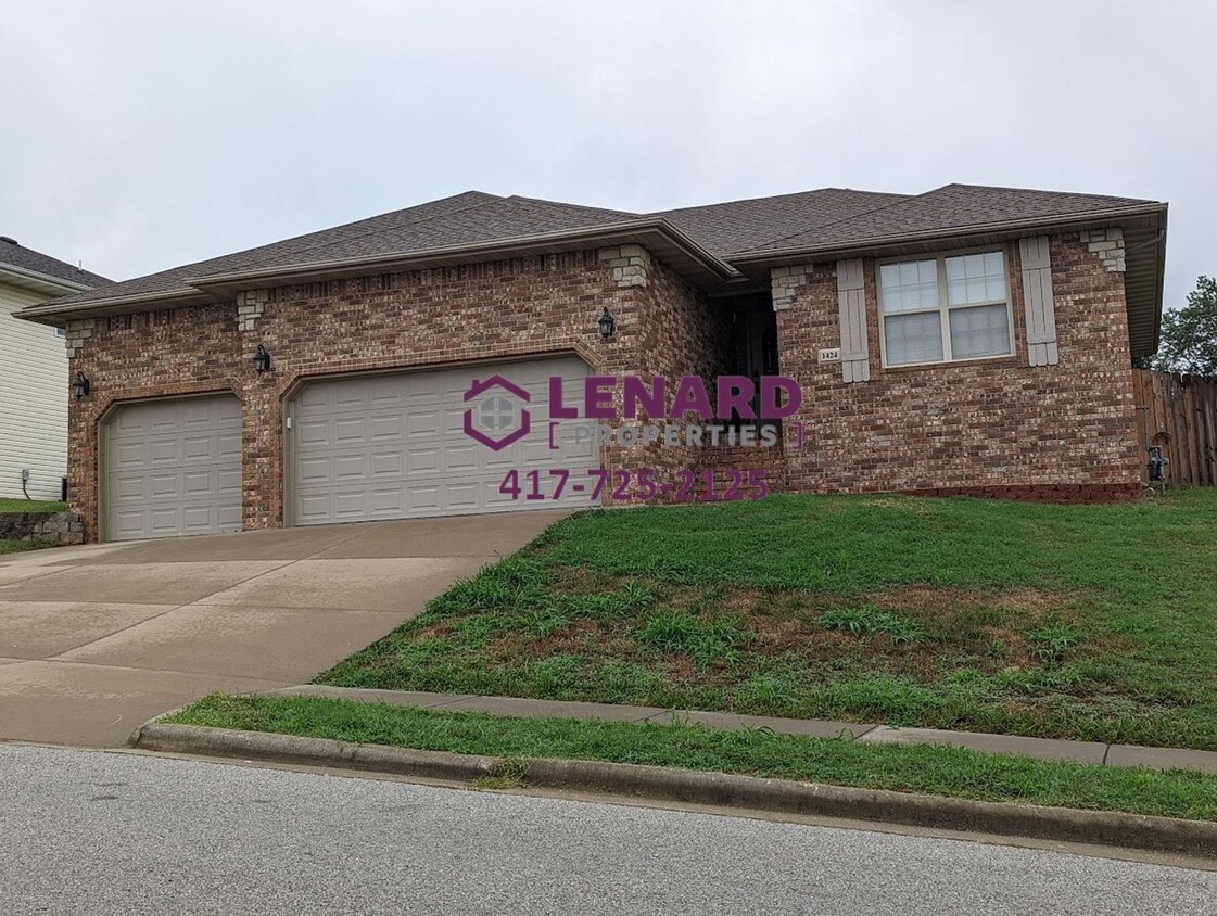 Foto principal - Spacious 3 Bedroom Home Ready for Move In!