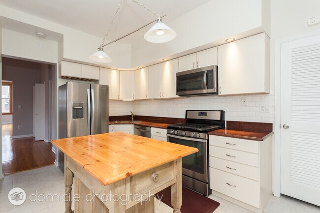 Foto del edificio - 2204 N Clybourn Ave