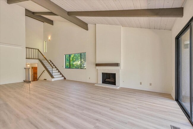 Building Photo - 140 Sand Hill Cir