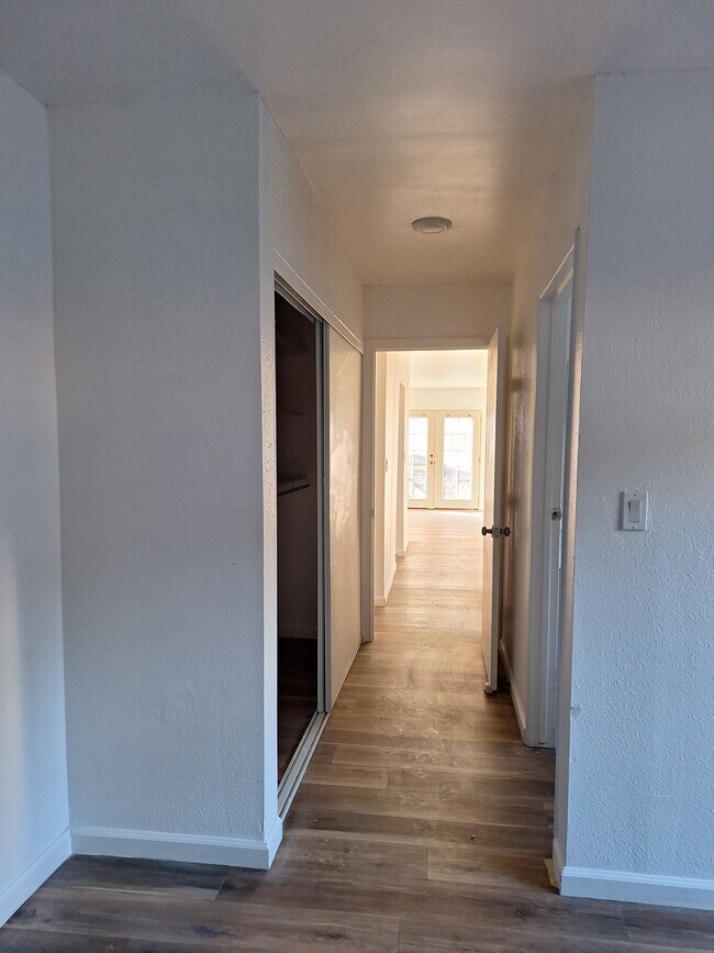 Building Photo - 1835 N Ave 53