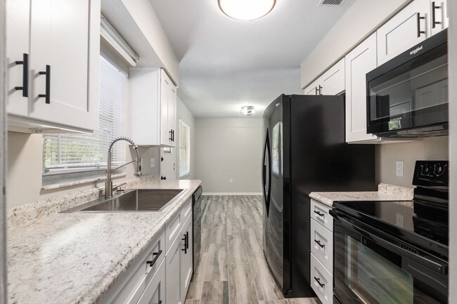 Building Photo - 605 NW 9th Cir