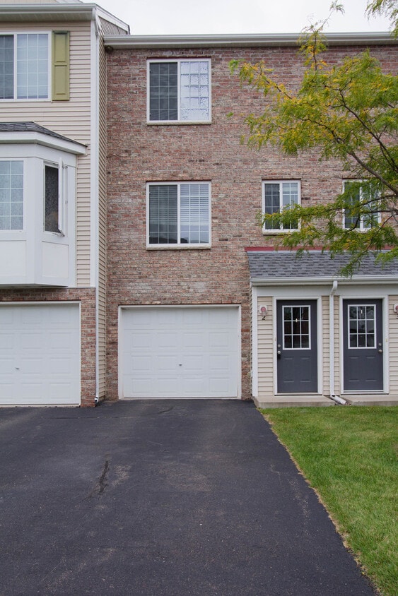 Foto principal - 2 Bed / 2 Bath Updated Town Home Hugo, MN ...