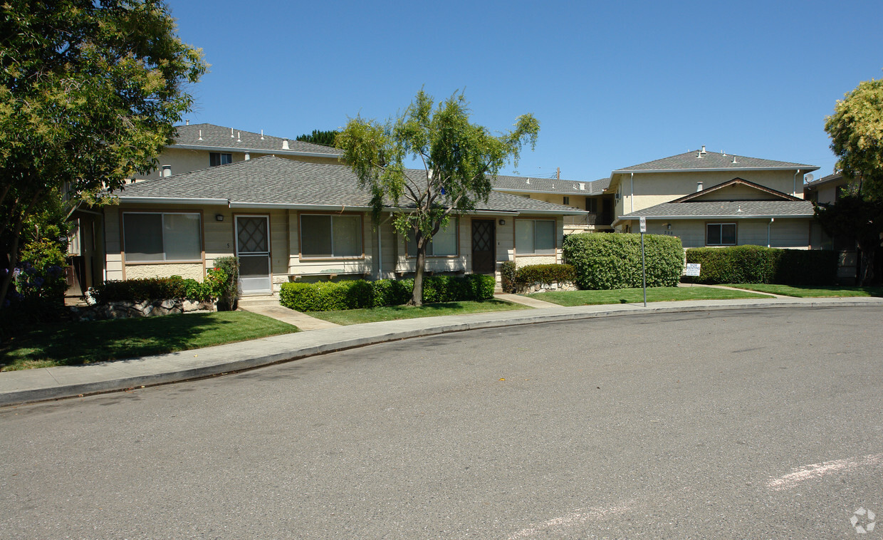 Primary Photo - Gallatin Apartments