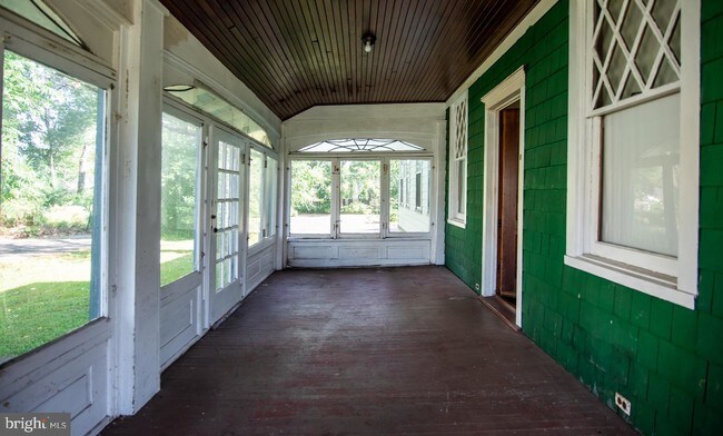 Building Photo - 517 S Fairview St