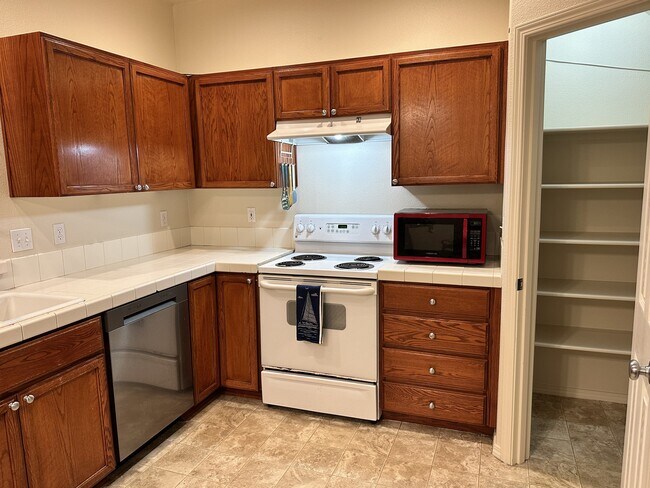 Cocina y despensa - 1709 SW 171st Ter