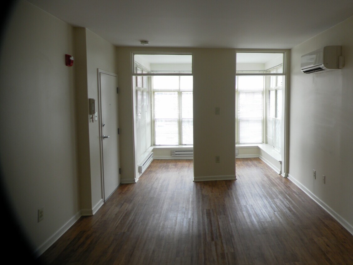 Primary Photo - 508 W Queen Ln