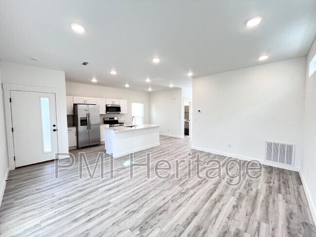 Building Photo - 841 Reading RR Ln