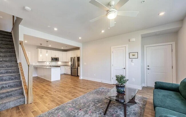 Foto del edificio - Light filled 3 BR, 2.5 Ba end unit in Broo...