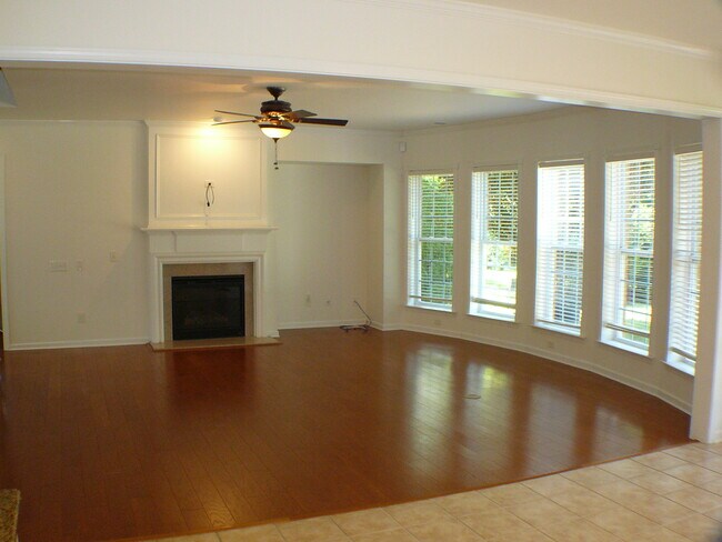 Building Photo - 9912 Silverling Dr