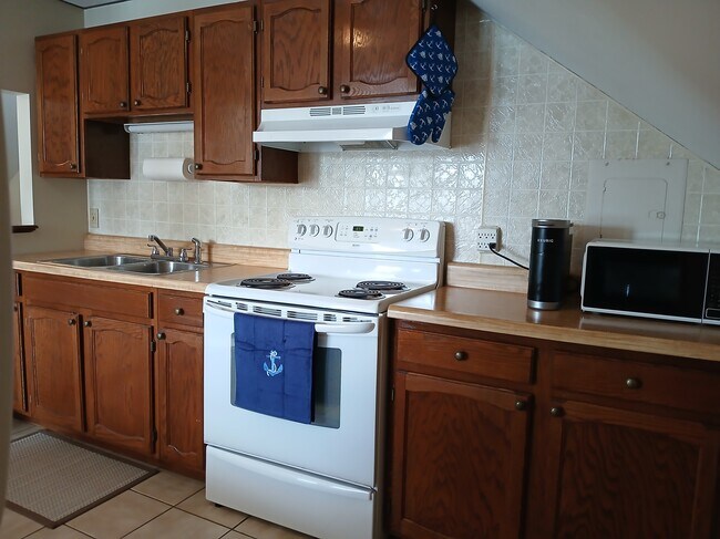Cocina totalmente equipada. - 1212 Riverside Ave