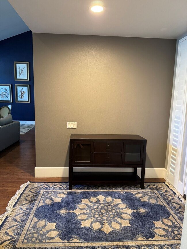 Foto del edificio - Gorgeous 3-Bedroom House in Gold River wit...