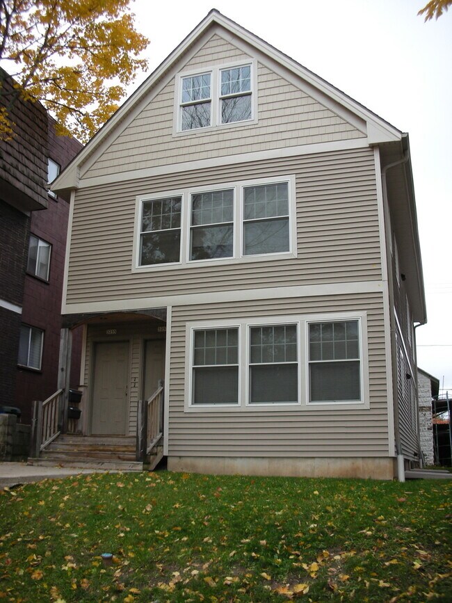 Foto del edificio - 3255 N Oakland Ave