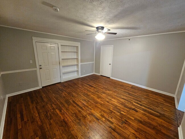Foto del edificio - 2 Bedroom 1 Bath Downstairs apartment in t...