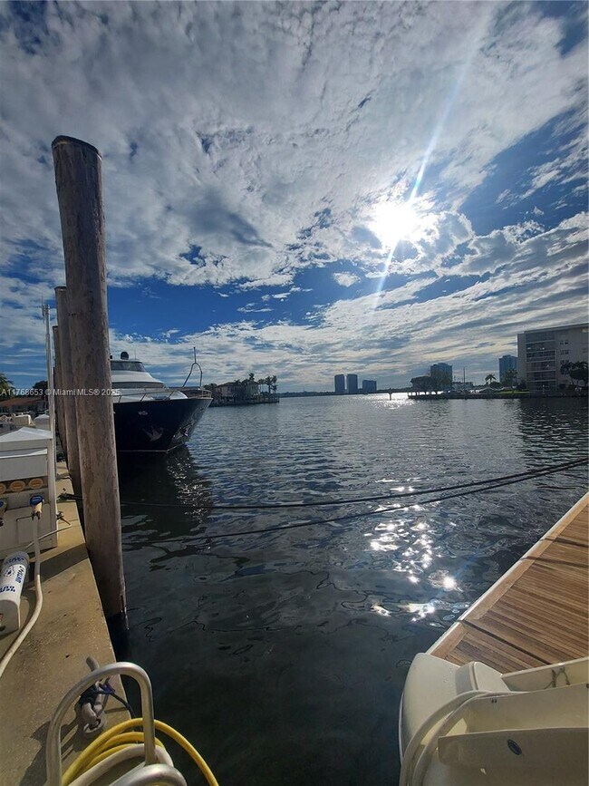 Foto del edificio - 1000 W Island Blvd