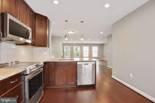 Building Photo - 6923 Mclean Park Manor Ct