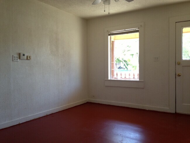 Building Photo - 1109 S Farmer Ave