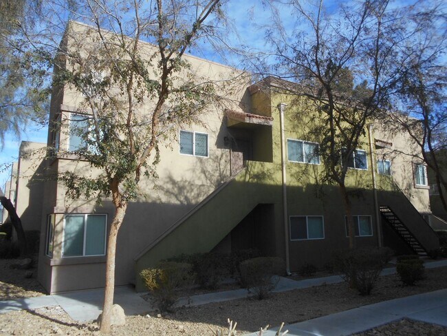 Foto del edificio - Beautiful Condo located in the heart of La...