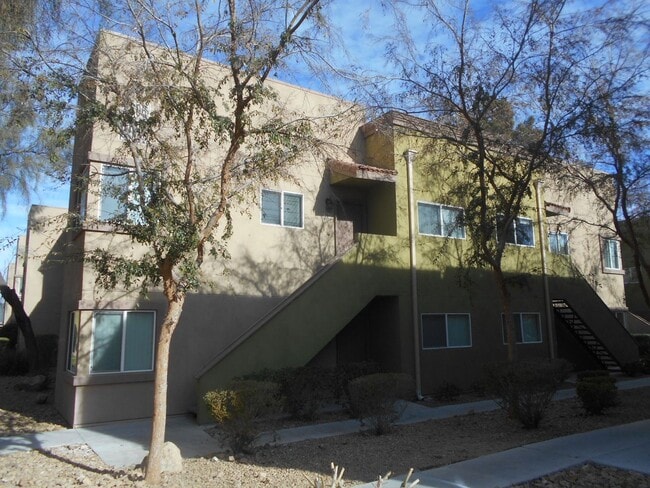 Building Photo - Beautiful Condo located in the heart of La...