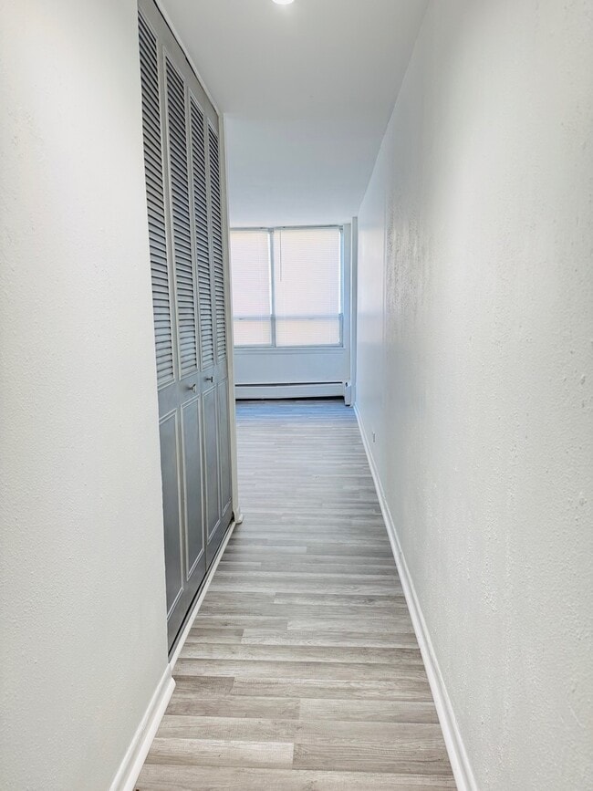 Building Photo - 6171 N Sheridan Rd