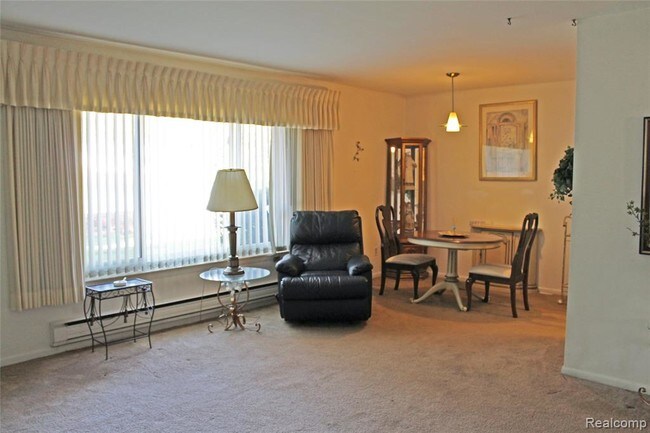 Building Photo - 1802 Colonial Village Way