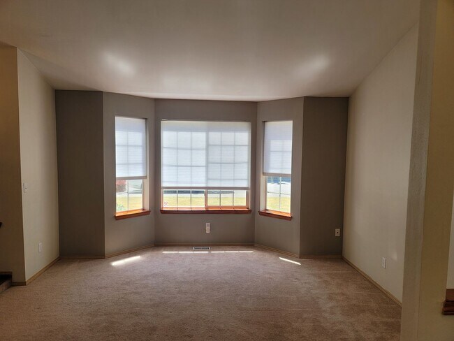 Building Photo - Elk Run 2 story home -  3 bedroom and 2.5 ...