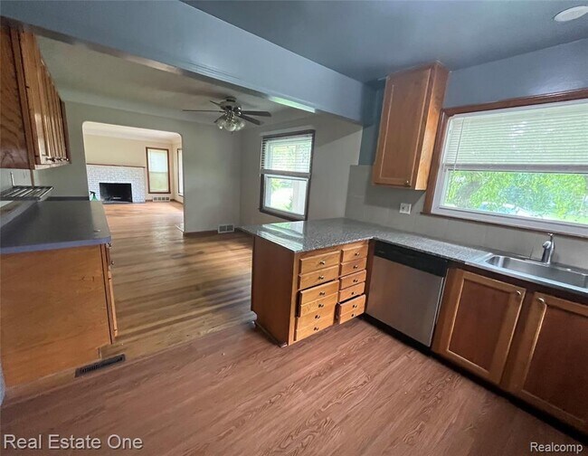 Foto del edificio - 10053 Royal Grand Ave