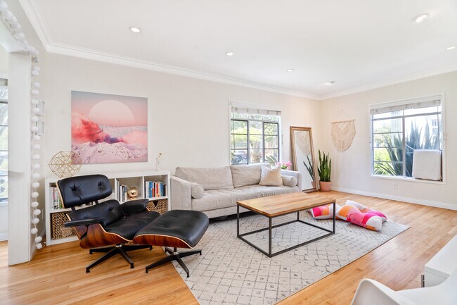 Building Photo - 474 S Roxbury Dr