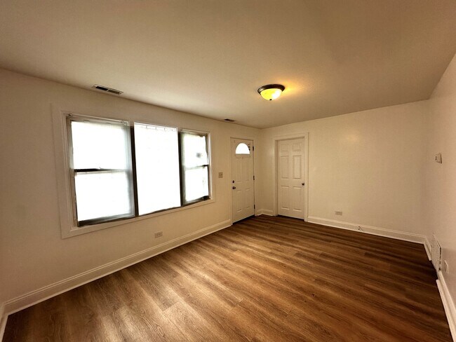Foto del edificio - 3238 N Leclaire Ave